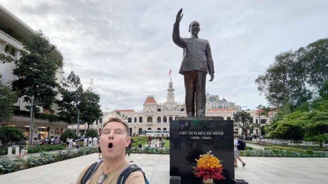 Unser Reporter vor dem Denkmal Ho Chi Minhs