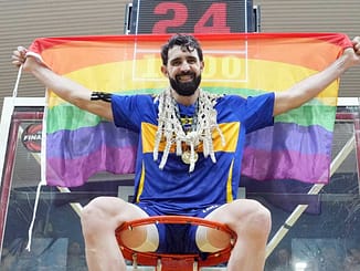Sebastian Vega mit Regenbogenflagge