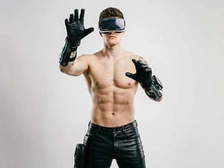 Junger Mann mit Cyber Gear