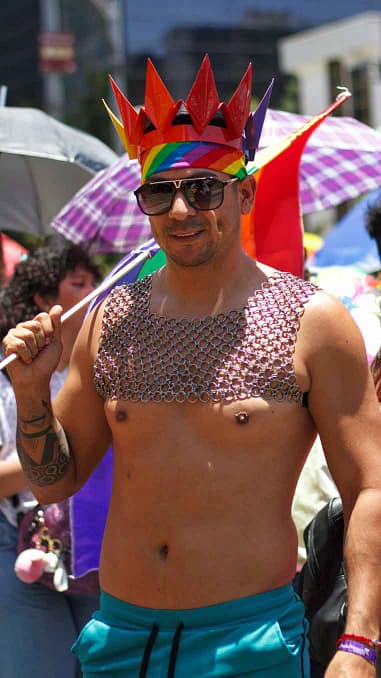 Bunter Teilnehmer beim Pride