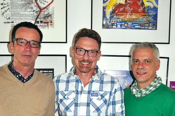 Neben Erik Tenberken ist der Geschäftsführer der Aidshilfe Köln Michael Schumacher (l) Olaf Lonczewski (r) Leiter der Verwaltung der Aidshilfe Köln zu sehen. (Bild und Text: js)