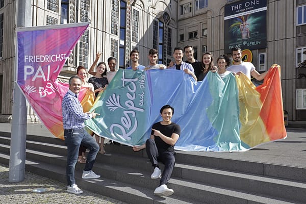 Hissung der Colours of Respect vor dem Palast. Die Farben repräsentieren jeweils einen Aspekt des Lebens von Herkunft über Glauben bis sexuelle Orientierung. | Foto: Pedro Becerra