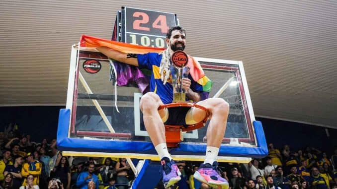Vega im Basketballkorb mit Regenbogenflagge
