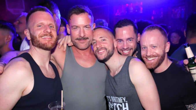 Besucher auf der Disco Dudes