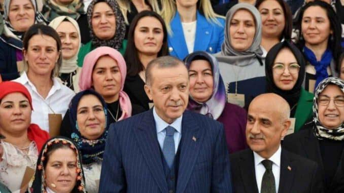 Erdogan vor AKP Anhängerinnen