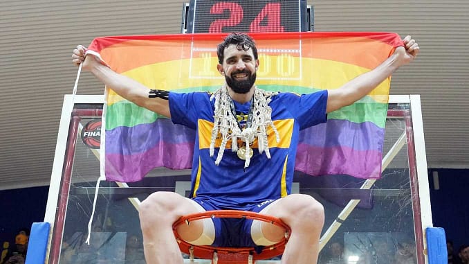 Sebastian Vega mit Regenbogenflagge